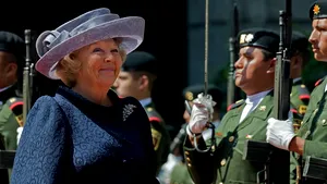 Regina Beatrix va avea luni consultări, în urma demisiei Guvernului olandez