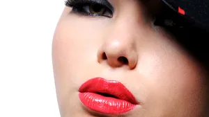 S-a inventat rujul care îşi schimbă culoarea când ai chef de sex
