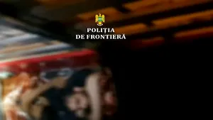 VIDEO Tentativă de intrare ilegală în România: doi tineri sirieni au fost descoperiţi în saci de plastic, ascunşi într-un TIR. Intervenţia Ambulanţei