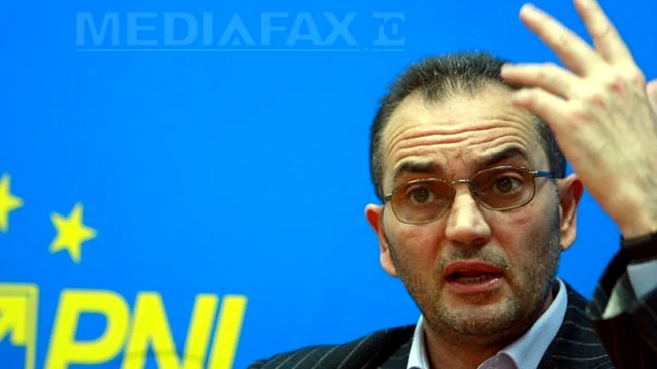 Senatorul Nicolae Neagu: Mă pregătesc de 20 de ani în speranţa că undeva, cândva voi urca pe scenă ca manechin