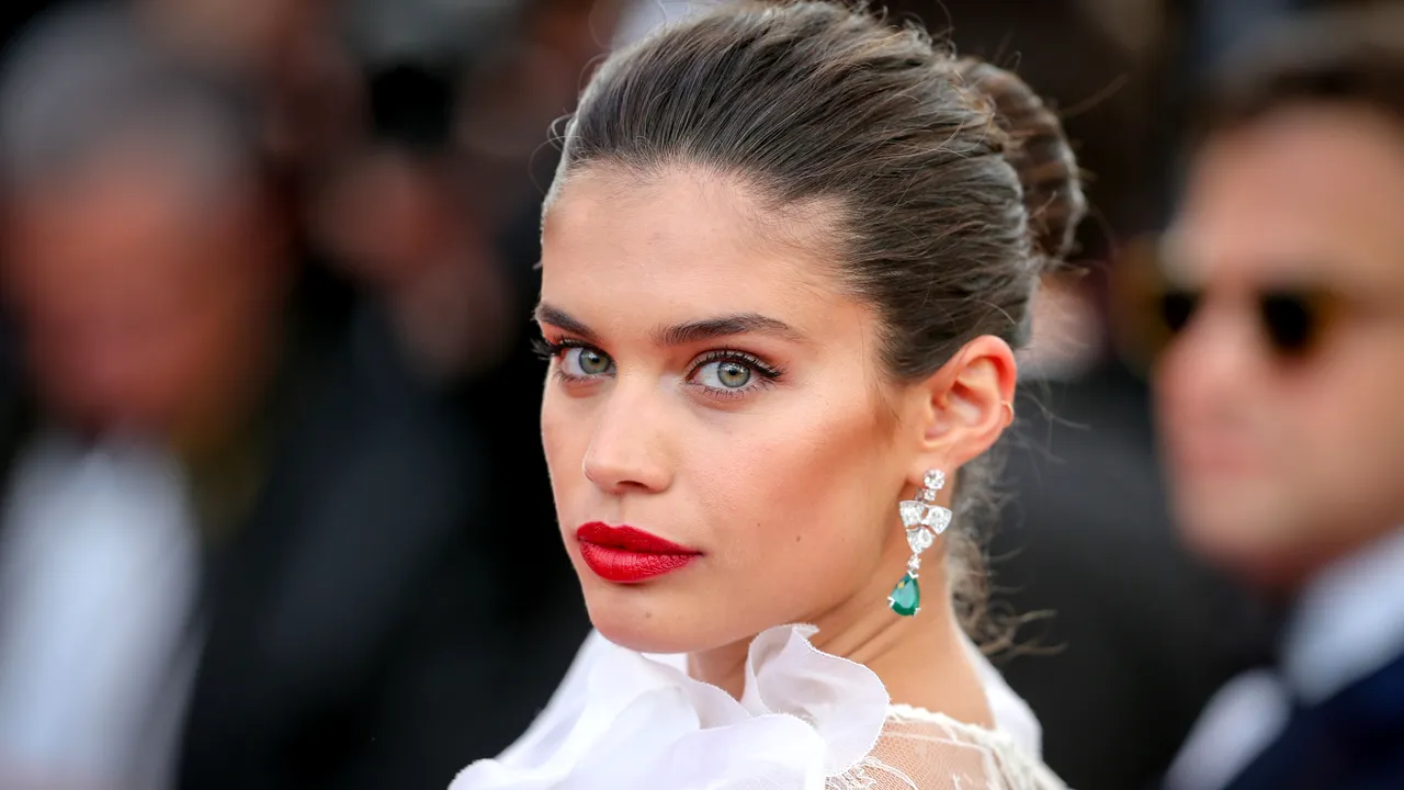 FOTO Sara Sampaio, apariţie INCENDIARĂ pe covorul roşu al Festivalului de la Cannes 
