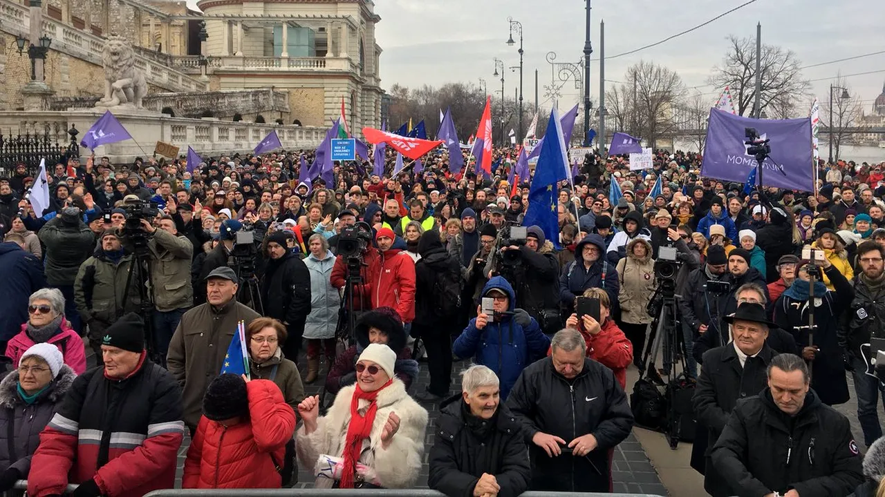 Noi proteste în Ungaria împotriva Guvernului condus de Viktor Orban/ Peste 10.000 de persoane au protestat în Belgrad faţă de regimul preşedintelui Aleksandar Vucic