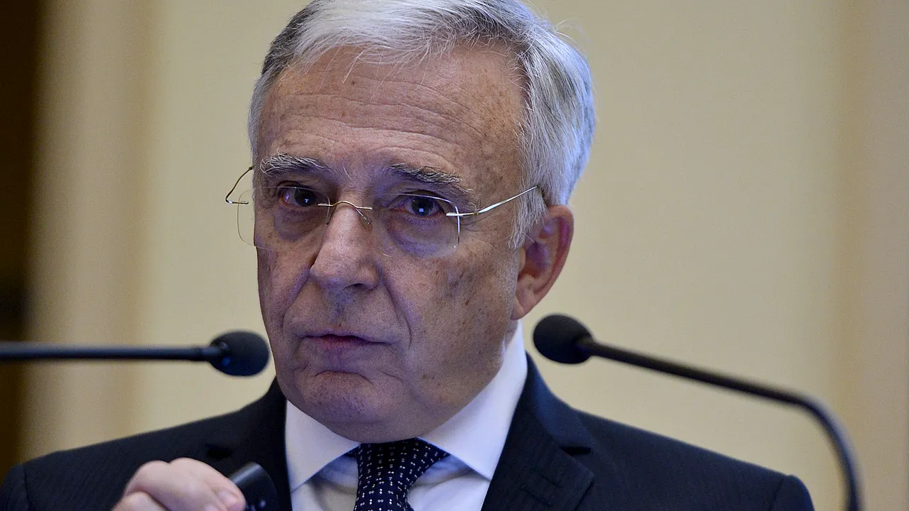 Mugur Isărescu: Tensiunile politice n-au cum să ajute stabilitatea financiară, bugetul e ambiţios