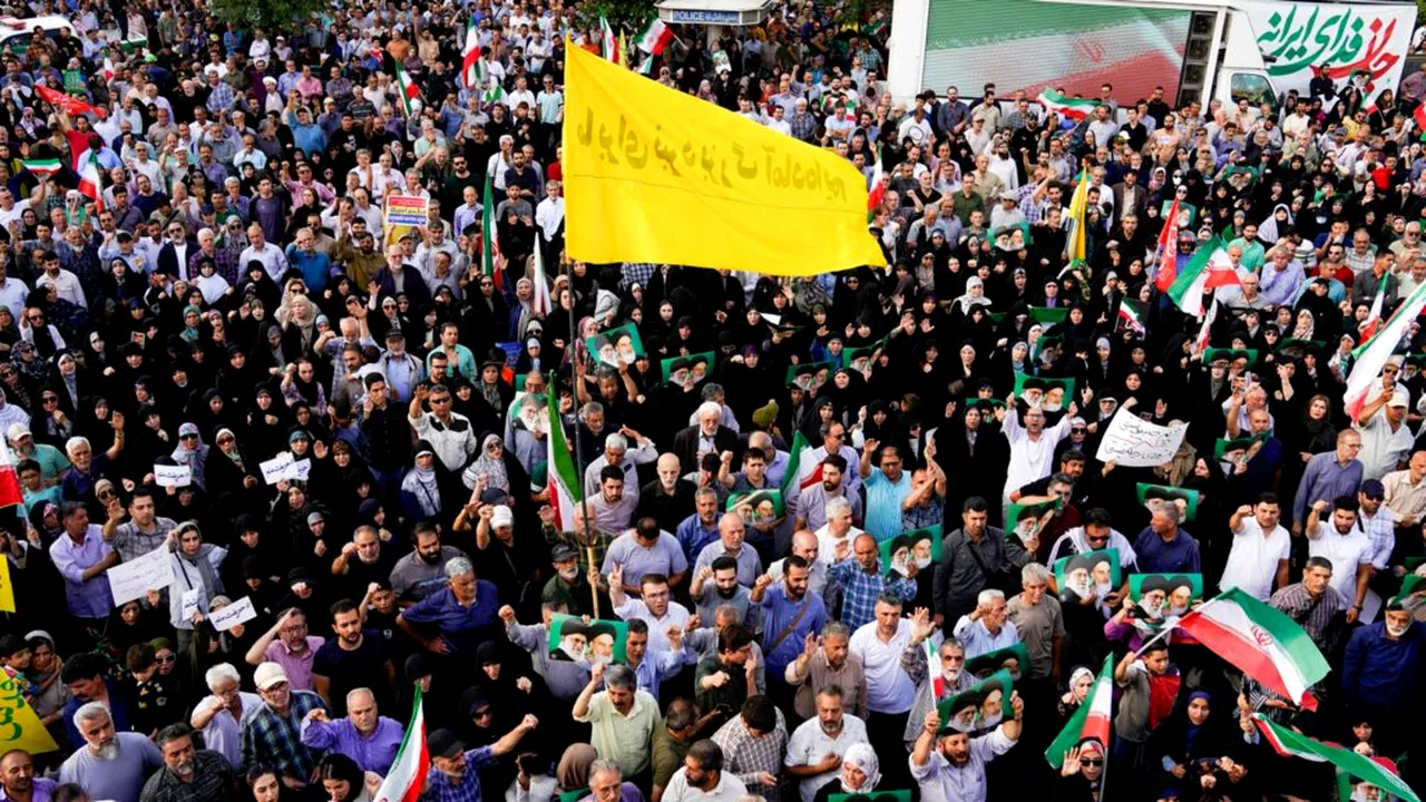 Mii de iranieni la funeraliile comandanților uciși în războiul de 12 zile cu Israelul