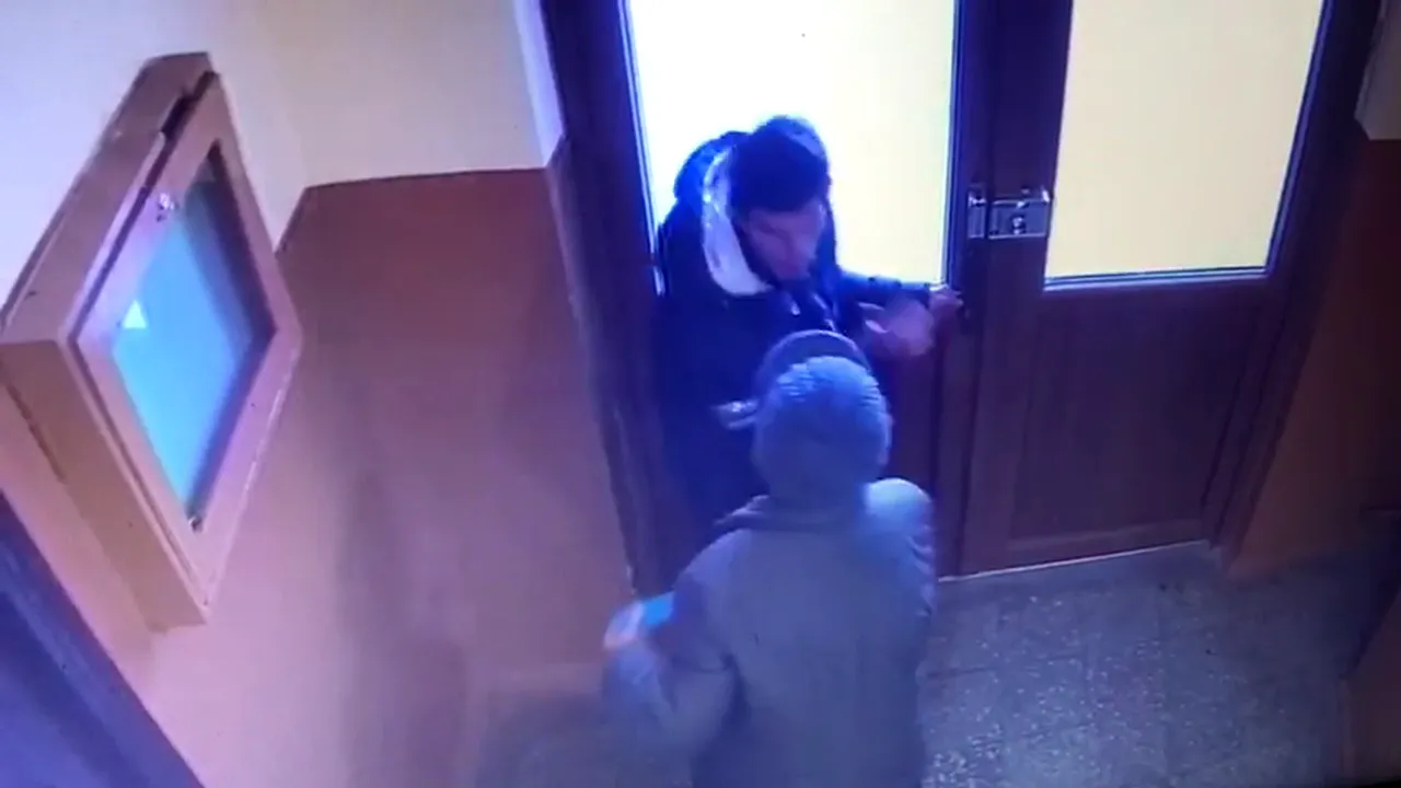 Lupta dintre o bătrână din Timişoara şi hoţul care a vrut să îi fure geanta. VIDEO