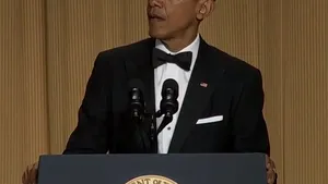 Barack Obama a glumit pe seama lui Hillary Clinton şi Donald Trump, la Dineul Corespondenţilor 2015 - VIDEO