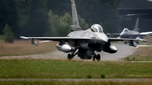Decizia României de a achiziţiona avioane F-16 în uz stârneşte controverse
