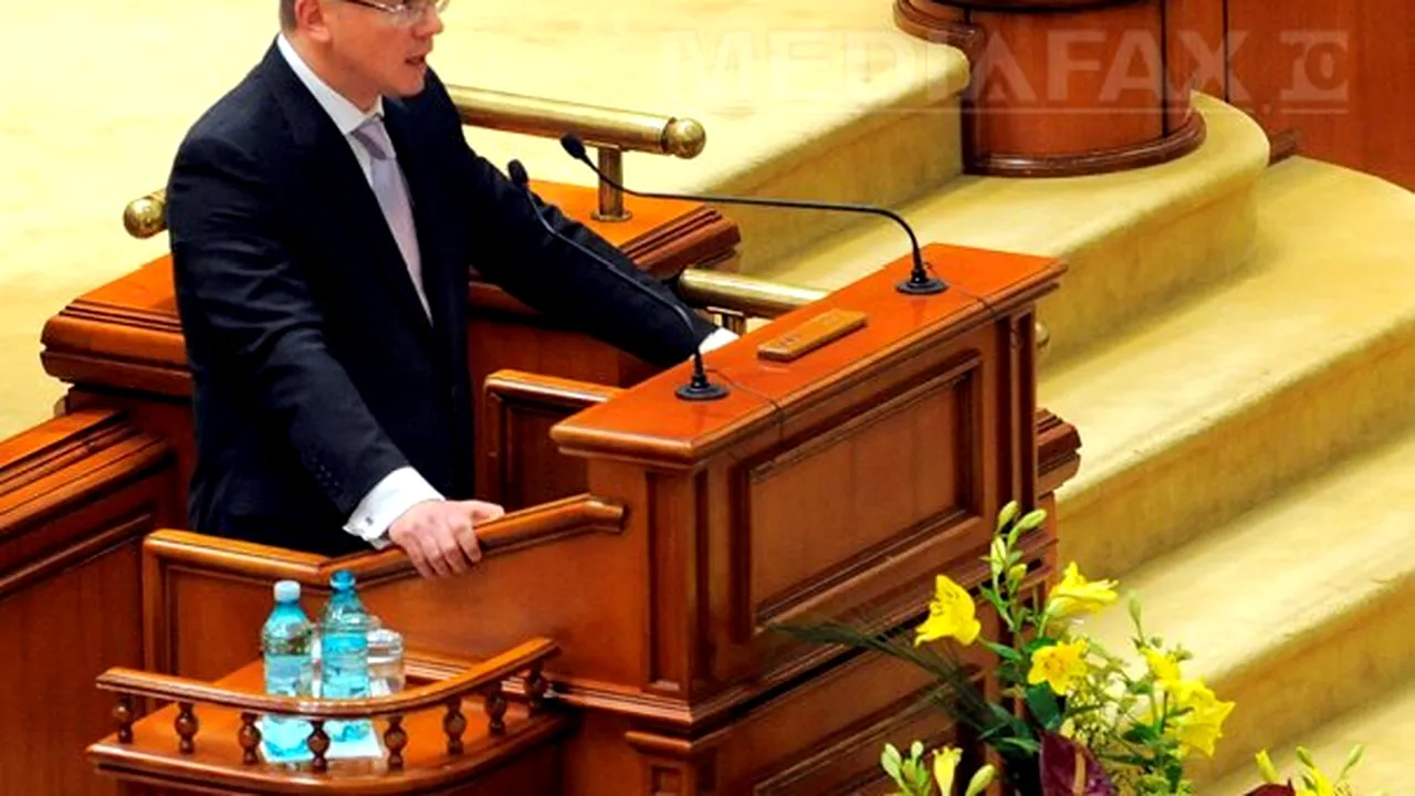 Ungureanu: Nu accept invectivele lui Ponta şi Antonescu. Vreau altă ţară construită din acest moment