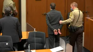 Procurorii cer 30 de ani pentru Chauvin în cazul uciderii lui Floyd. Avocaţii apărării caută să obţină probaţiunea inculpatului