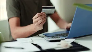 În 2020 vânzările online au crescut cu 32%. Cel mai bine s-au vândut hainele, produsele pentru casă şi cărţile