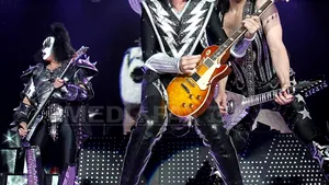 Trupa rock Kiss a sărbătorit ziua de naştere a chitaristului Tommy Thayer pe scenă