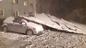 Acoperişul unui bloc din Câmpulung a fost luat de vânt şi avariat două maşini | FOTO, VIDEO