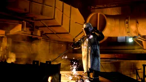 ArcelorMittal, cu trei fabrici în România, vrea să concedieze 20% din personalul de birou din lume