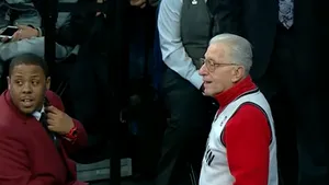 NBA: Un fan octogenar, oprit cu greu de stewarzi să-i încurce pe jucători la lovituri libere - VIDEO