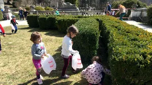 500 de ouă colorate rătăcite prin grădinile Castelului Peleş, 