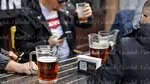 FCSB vs Manchester United. Fanii englezi fac spectacol în Centrul Vechi. Angajaţii localurilor surprinşi de modul în care englezii golesc halbă după halbă