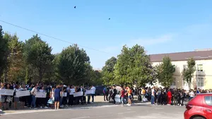 Proteste şi ore ţinute în curtea şcolii, la un colegiu din Craiova. Elev: Nu avem săli de clasă | FOTO, VIDEO