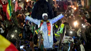 Eliberat din închisoare, candidatul opoziţiei la preşedinţia Senegalului atrage public la eveniment