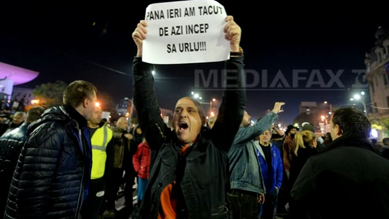 TRAGEDIA din clubul Colectiv: Manifestanţii din Capitală au cerut demisia premierului Victor Ponta, a primarului Piedone şi a lui Gabriel Oprea. Protestul s-a încheiat după miezul nopţii - VIDEO, FOTO 