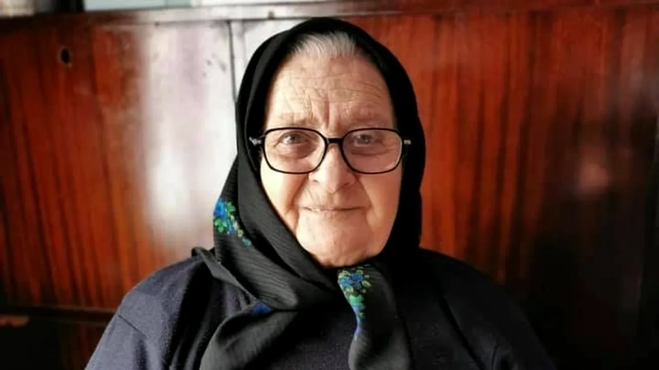 Lelea Floarea, în vârstă de 81 de ani, din Bistriţa, a croşetat ciorapi de lână pentru pompieri