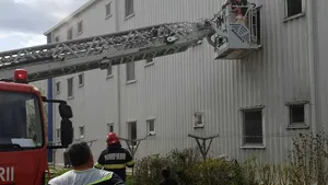 Incendiu puternic într-un apartament din Constanţa. 6 persoane au nevoie de oxigen, din cauza intoxicaţiei cu fum