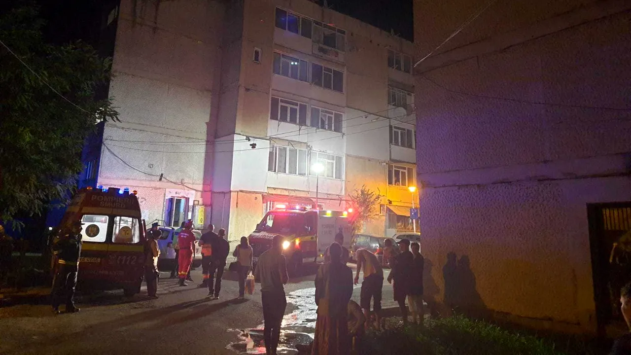 FOTO | Zeci de persoane evacuate dintr-un bloc din Piatra Neamţ din cauza unui incendiu. Focul ar fi fost pus intenţionat