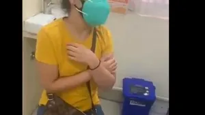 Vaccinul, bată-l vina! Cum reacţionează o fată din India înainte să fie imunizată anti-COVID