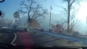VIDEO | Momentul în care un BMW se răstoarnă într-o curbă pe DN1E, surprins de camera de bord a unei alte maşini