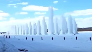 Momentul spectaculos în care mai multe explozii eliberează apa unui fluviu de sub gheaţă | VIDEO

