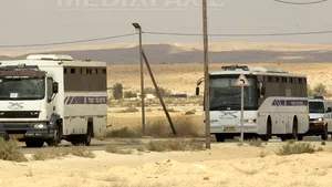 Un convoi cu deţinuţi palestinieni care vor fi eliberaţi a părăsit o închisoare israeliană