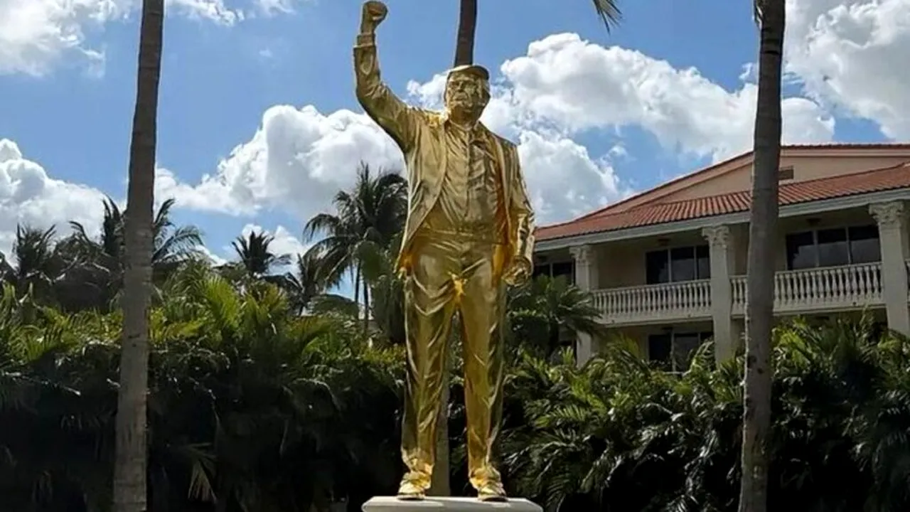 Donald Trump are statuie de 7 metri, acoperită cu aur. Unde a fost amplasată
