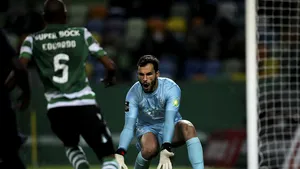 Moment bizar pe un teren de fotbal. Portarul unei echipe din Portugalia a fost trimis direct în carantină, la pauza unui meci