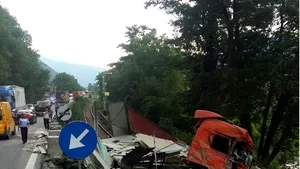 Trafic feroviar blocat în judeţul Vâlcea după ce un TIR s-a răsturnat peste calea ferată