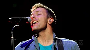 Chris Martin spune că Angelina Jolie l-a răpit pentru a scrie un cântec pentru filmul 
