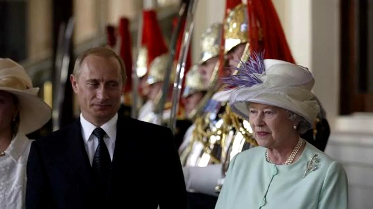 Întâmplare fabuloasă: Regina Elisabeta a „mirosit” cine este cu adevărat Putin