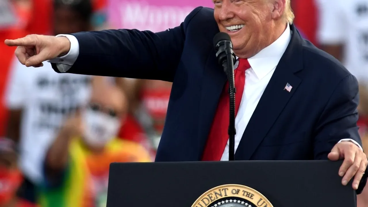Cadourile lui Trump pentru Biden: burse la maxim, un dolar mai slab, tone de datorii