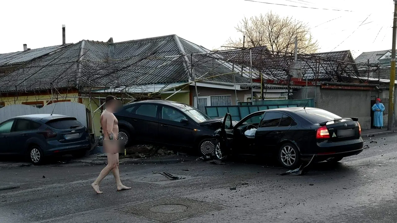 Fără haine şi fără permis. Sancţiunea primită de bărbatul care a coborât de la volan complet dezbrăcat