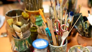 O adolescentă, model pentru picturi, reţinută după ce l-a şantajat pe artist cu presupuse relaţii sexuale