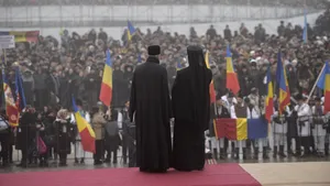 IMAGINILE ZILEI: Ultima zi de intrare în ALTARUL Catedralei din Bucureşti. Oamenii au rupt cordonul de jandarmi pentru a intra în lăcaşul de cult