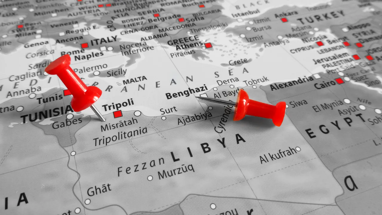 Zeci de cadavre ale unor migranţi, recuperate dintr-o groapă comună din Libia
