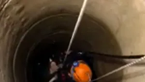 VIDEO Caz impresionant la Braşov. Un pisic a fost scos de pompieri dintr-o fântână adâncă de 25 de metri