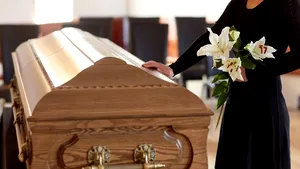 O femeia declarată decedată a fost descoperită în viaţă înaintea procesului de îmbălsămare
