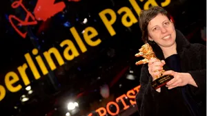 Presa germană comentează că filmul ”Nu mă atinge-mă”, laureat cu Ursul de Aur la Berlinală, va transforma spectatorii în ”voyeuri captivi” într-un experiment cinematografic