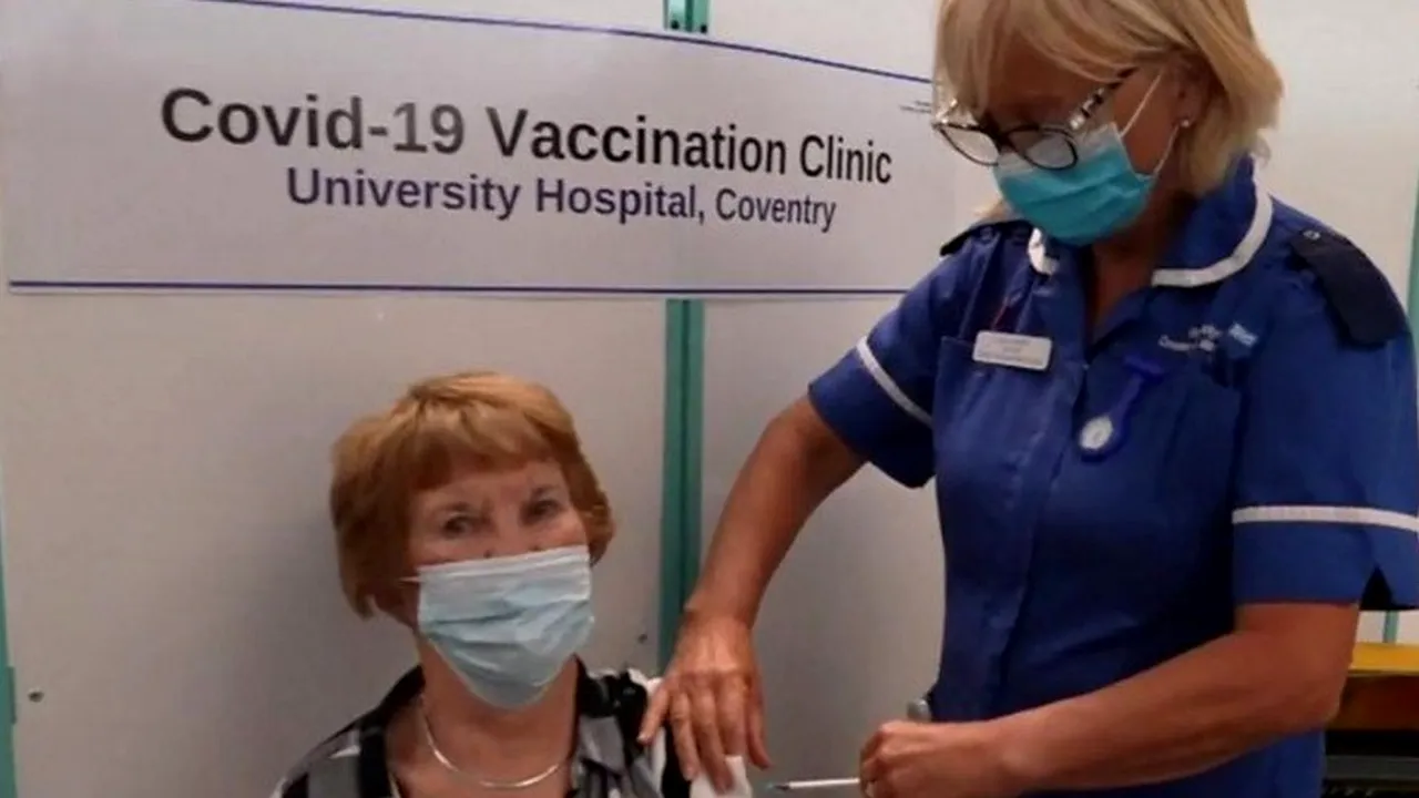 Prima persoană din lume vaccinată anti-COVID cu Pfizer a primit a treia doză