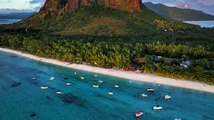 Marea Britanie renunţă la un arhipelag din Oceanul Indian, dar păstrează un atol cu o bază militară