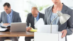 O femeie a fost concediată de o bancă pentru o faptă bună făcută în ajunul Crăciunului. Acum, companiile se bat pentru a o angaja