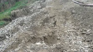 Gorj: DN 675C, surpat în urma unei alunecări de teren, o conductă petrolieră a fost avariată. FOTO