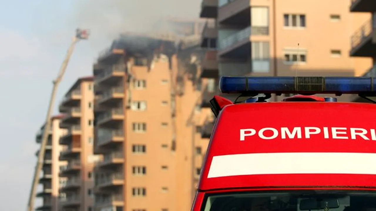 Incendiu la Confort City: Trei pompieri, transportaţi la spital