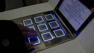 Ghid audio cu afişaj şi taste tactile, pentru persoanele cu deficienţe de vedere din Arad