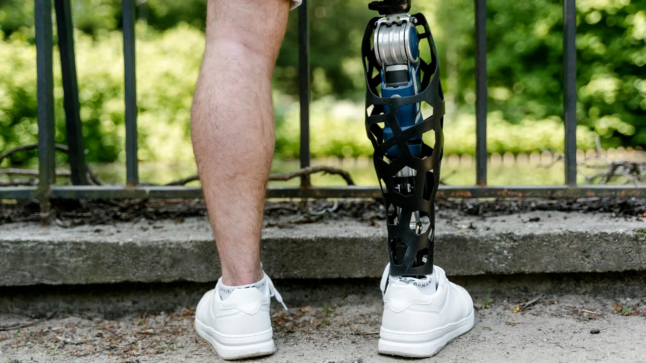 Un studiu arată că piciorul bionic face mersul mai rapid şi mai uşor pentru persoanele cu amputaţii